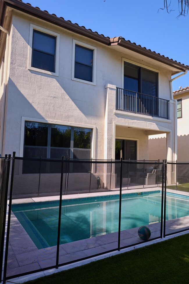 9909 W 32nd Ln in Hialeah, FL - Building Photo - Building Photo