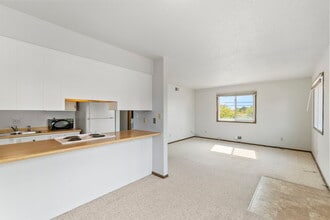810 E 18th St, Unit 810 in Cedar Falls, IA - Building Photo - Building Photo
