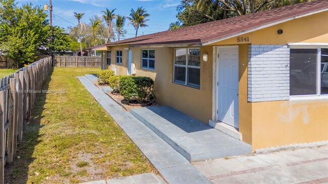 5841 Lincoln St in Hollywood, FL - Building Photo - Building Photo