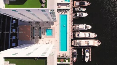 400 Sunny Isles Blvd in Sunny Isles Beach, FL - Foto de edificio - Building Photo