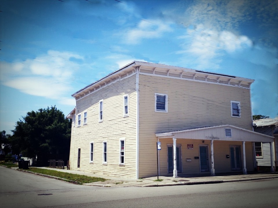1221 E Columbus Dr in Tampa, FL - Foto de edificio