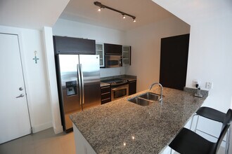 950 Brickell Bay Dr, Unit 1404 in Miami, FL - Building Photo - Building Photo