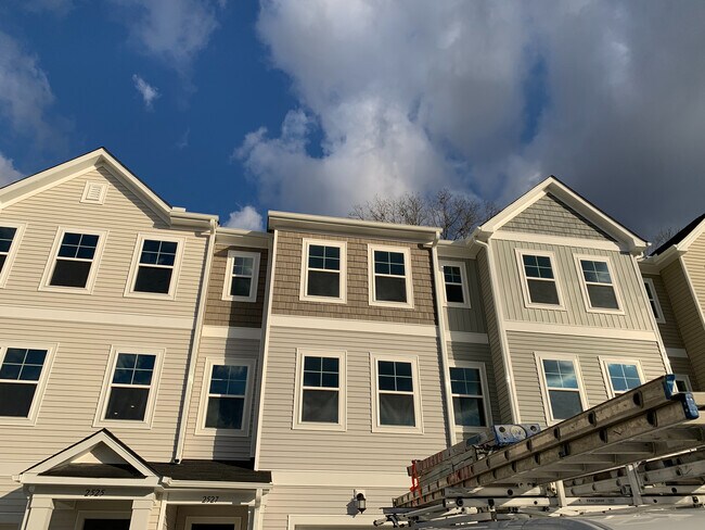 Room in Townhome on Chert Ln in Raleigh, NC - Building Photo - Building Photo