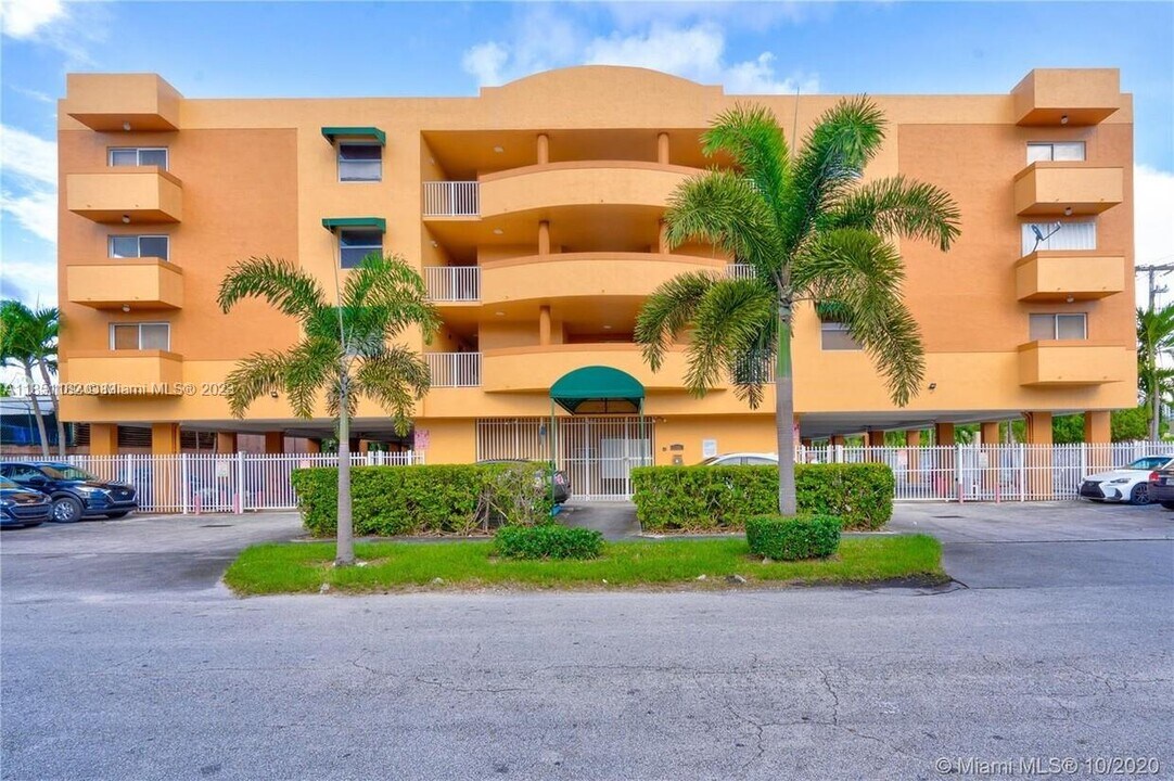 2441 SW 31st Ave, Unit 207 in Miami, FL - Building Photo