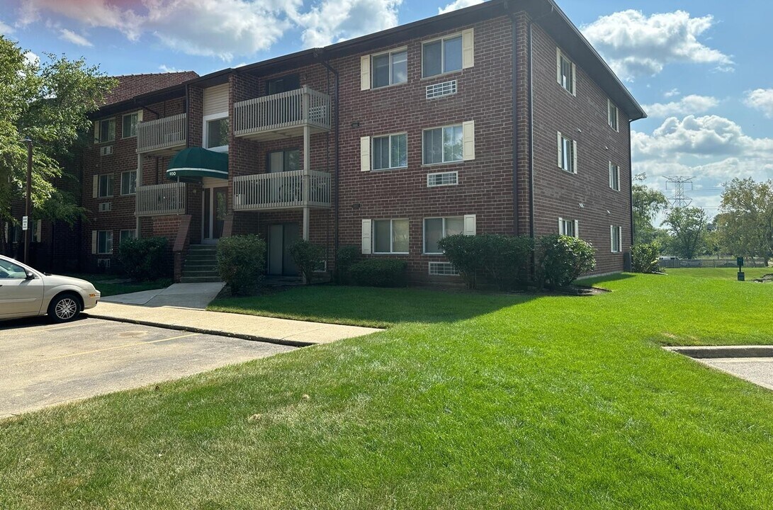 900 N Lakeside Dr in Vernon Hills, IL - Building Photo