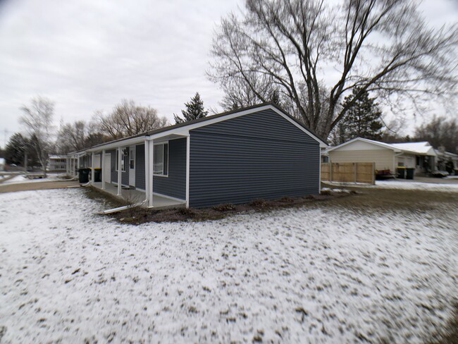 1111 High St in Reedsburg, WI - Foto de edificio - Building Photo