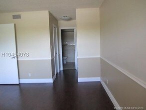 100 Lakeview Dr-Unit -2D in Weston, FL - Building Photo - Building Photo