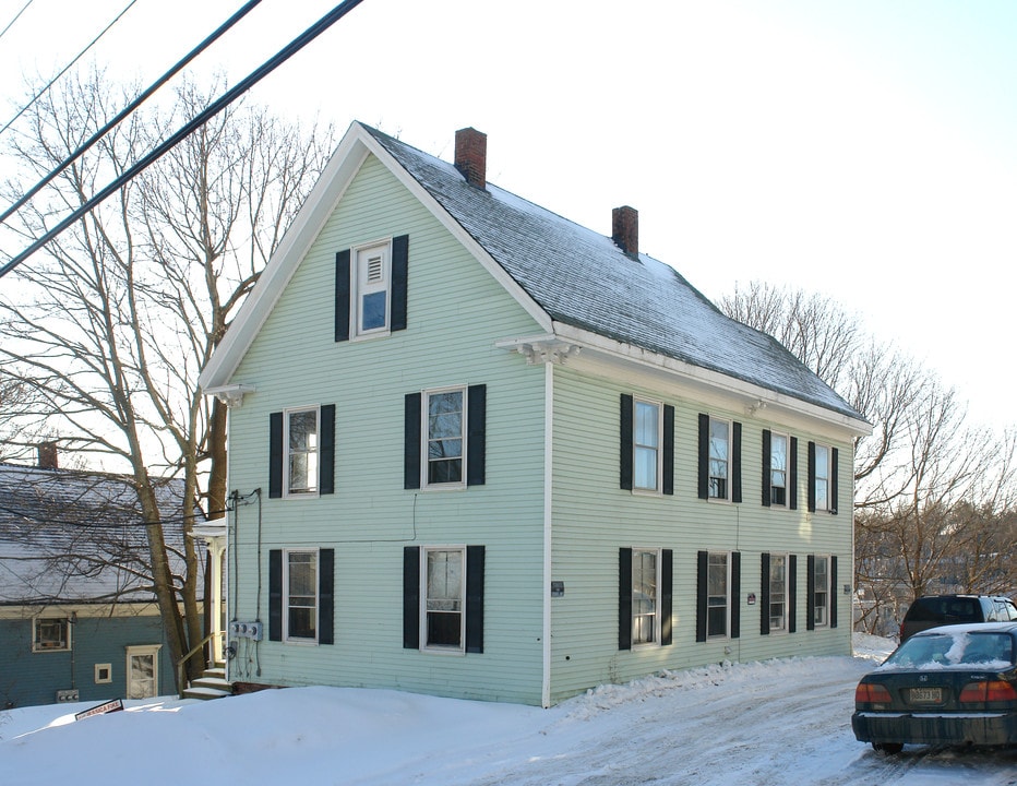 16 Highland Ave in Gardiner, ME - Foto de edificio