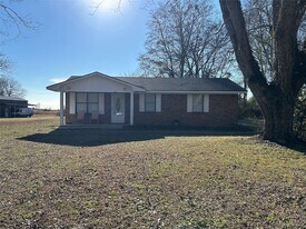 1100 Ashurst Bar Rd in Tallassee, AL - Building Photo