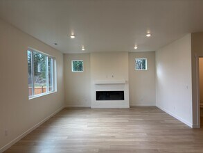 17058 126th St E in Bonney Lake, WA - Foto de edificio - Building Photo