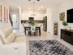 1404 Brookdale Ct in Oviedo, FL - Foto de edificio - Building Photo