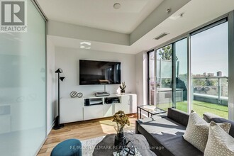 377-377 Madison Ave in Toronto, ON - Building Photo - Building Photo