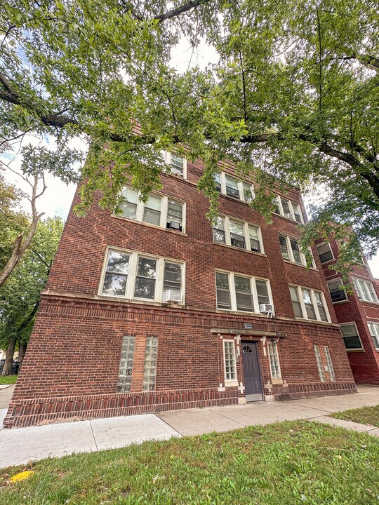 7233 N Damen Ave in Chicago, IL - Building Photo