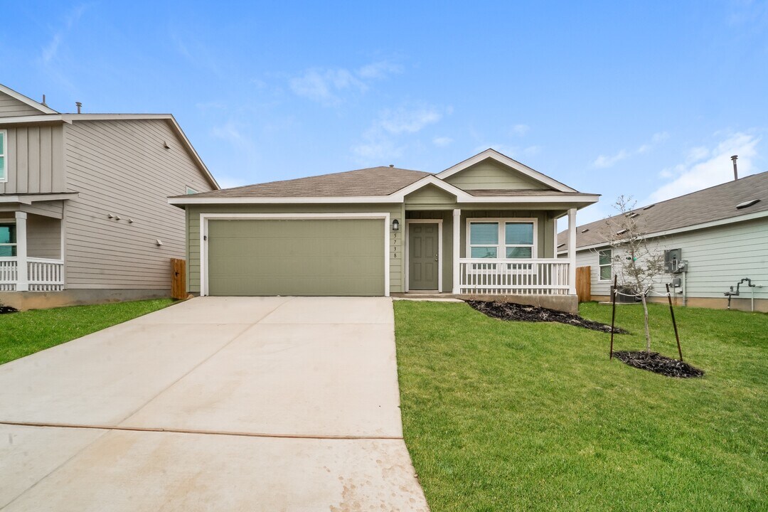 5738 Companion Lp in Bulverde, TX - Building Photo