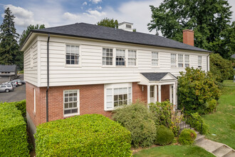 Broadmoor Manor Apartments in Portland, OR - Building Photo - Primary Photo