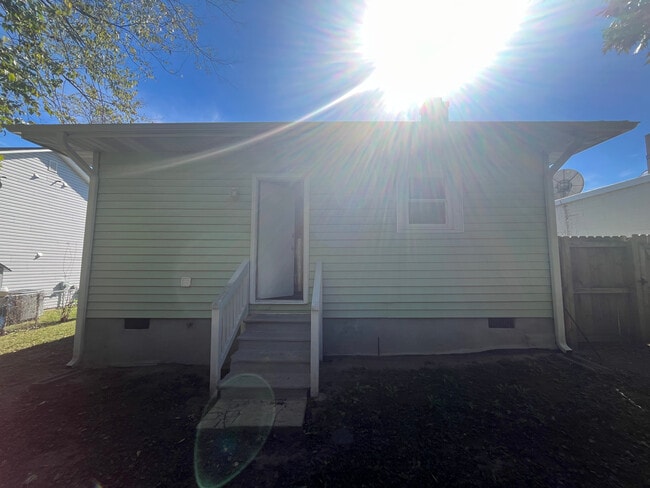 Room in House on Holloway St in Durham, NC - Building Photo - Building Photo