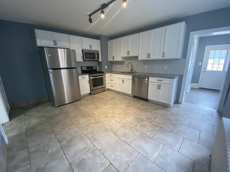 220 E Marshall St in Norristown, PA - Building Photo