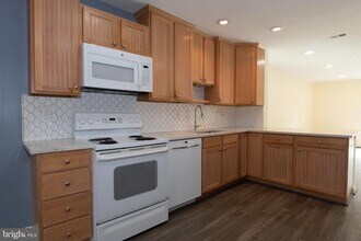 2015 Approach Ln in Reston, VA - Building Photo - Building Photo