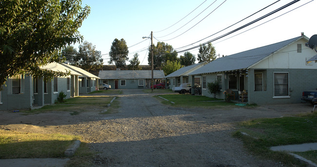 Brundage Arms in Bakersfield, CA - Building Photo - Building Photo