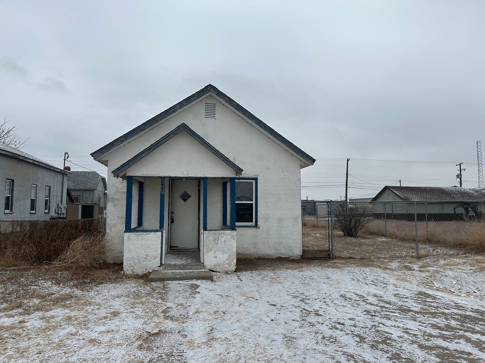 102 W Overland in Scottsbluff, NE - Building Photo