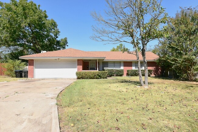 1208 Yellowstone St in Greenville, TX - Building Photo - Building Photo