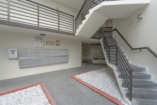 9735 Fontainebleau Blvd in Miami, FL - Building Photo - Building Photo