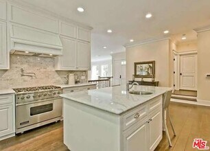 580 N Kenter Ave in Los Angeles, CA - Building Photo - Building Photo