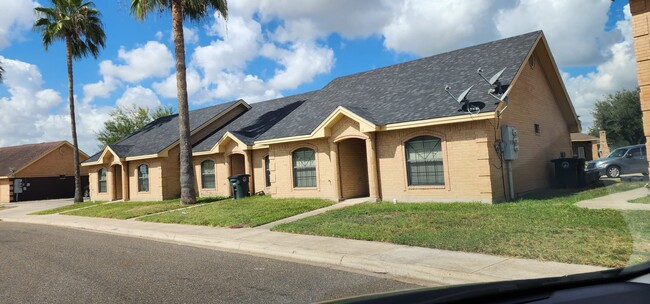 2000 Circle Dr, Unit 16 in Mission, TX - Foto de edificio - Building Photo