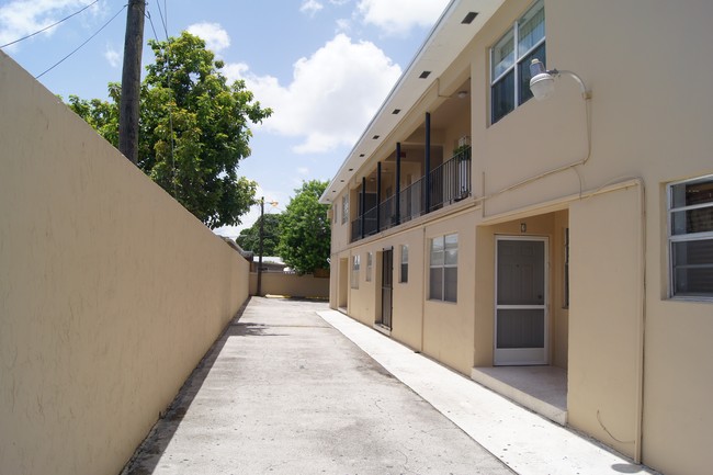 410 NW 47th Ave in Miami, FL - Foto de edificio - Building Photo