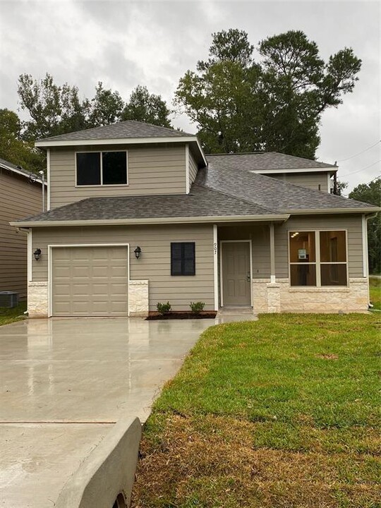 907 Chickasaw Dr in Montgomery, TX - Building Photo