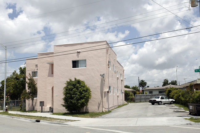 751 SE 11th Pl in Hialeah, FL - Building Photo - Building Photo