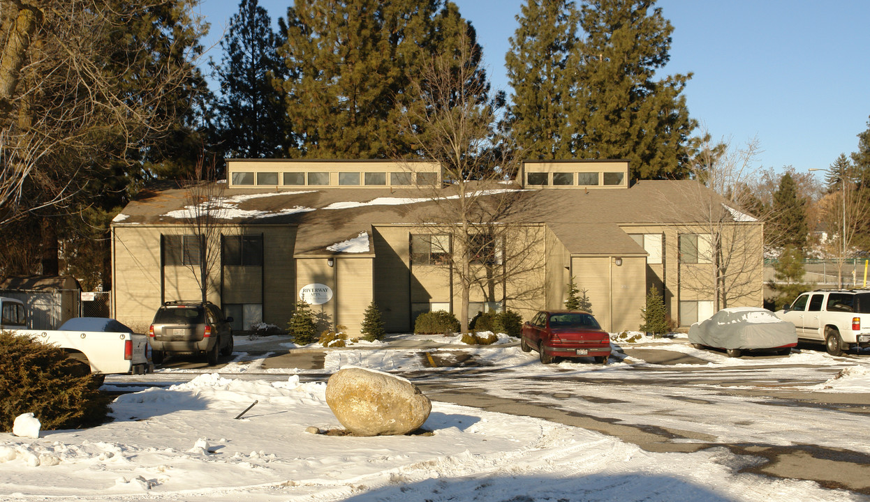 9011 E South Riverway Ave in Spokane, WA - Building Photo