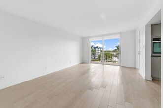 16546 NE 26th Ave in North Miami Beach, FL - Building Photo - Building Photo