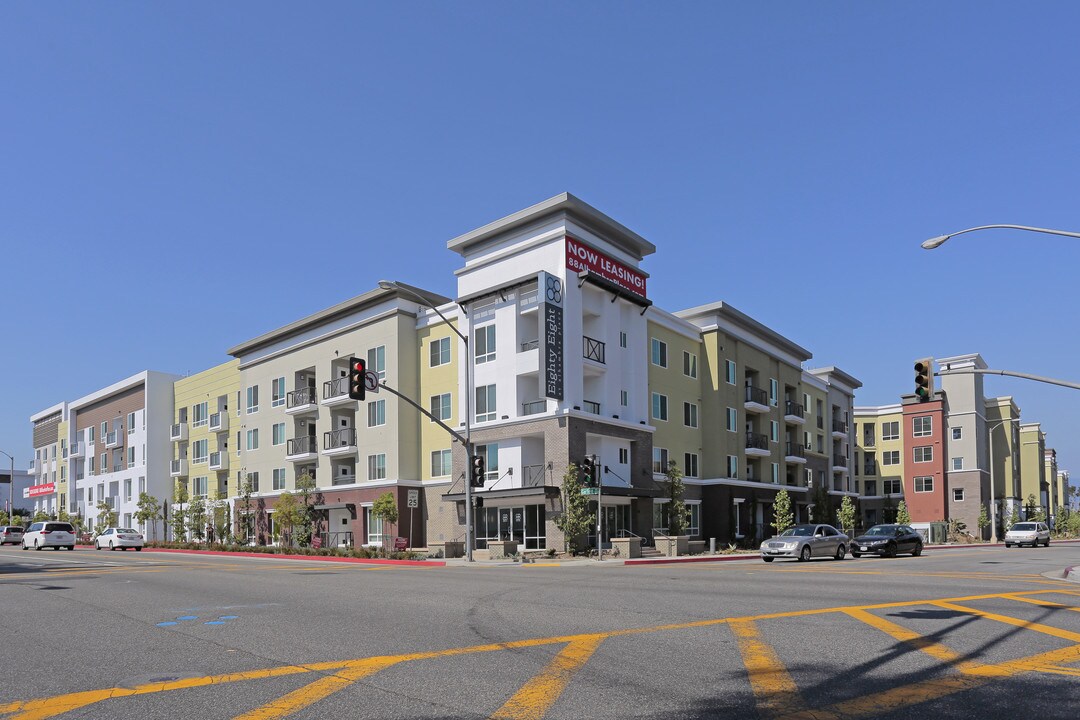 88 at Alhambra Place in Alhambra, CA - Foto de edificio