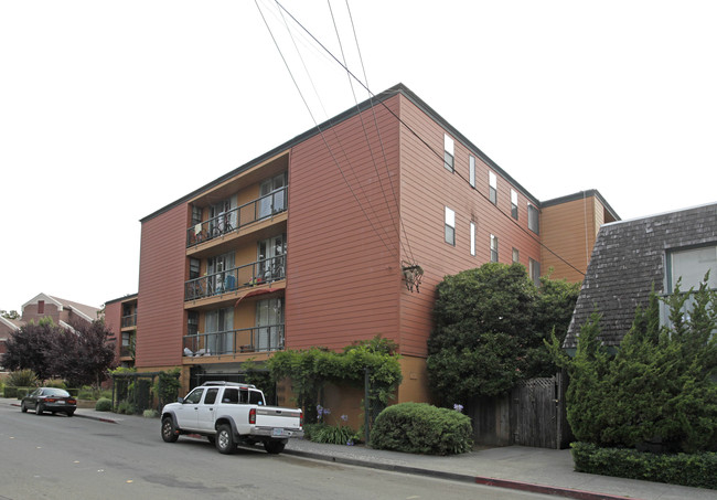 Elliott Avenue Apartments. in Santa Rosa, CA - Building Photo - Building Photo