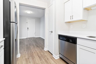 Waterford Village in Bridgewater, MA - Foto de edificio - Interior Photo