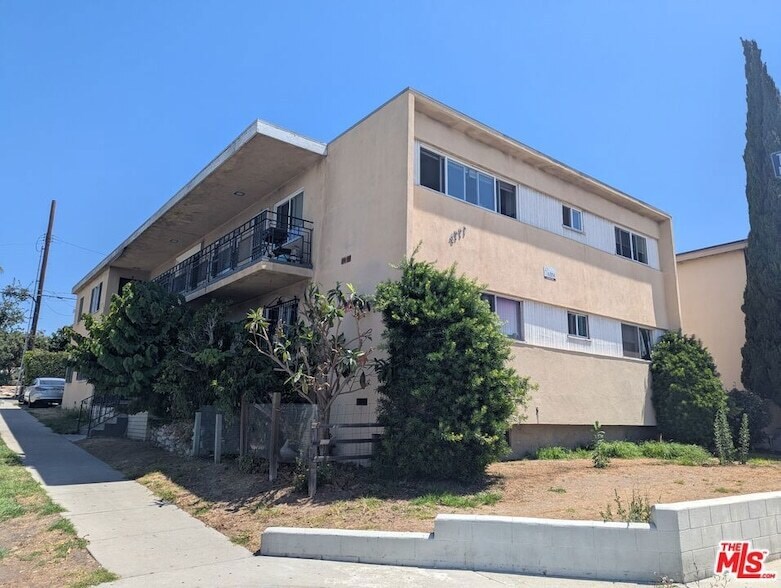 4777 San Vicente Blvd in Los Angeles, CA - Building Photo
