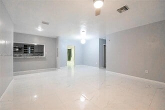 15735 NW 28th Pl in Opa Locka, FL - Foto de edificio - Building Photo