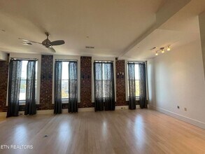 106 W Summit Hill Dr SW, Unit 302 in Knoxville, TN - Building Photo - Building Photo