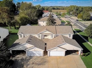 700 Hilltop Dr, Unit 702 in Deforest, WI - Foto de edificio - Building Photo