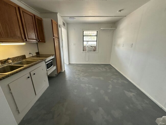 14035 W River Rd in Inglis, FL - Building Photo - Building Photo