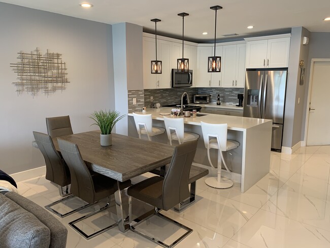 223 SW 120th Ave in Pembroke Pines, FL - Foto de edificio - Building Photo