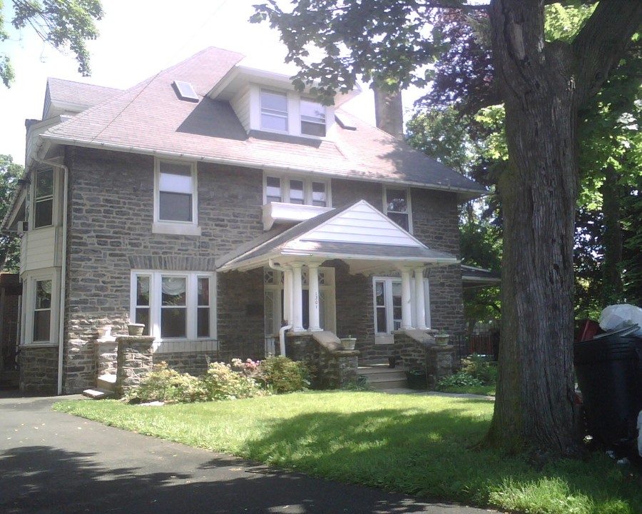 1301 Oak Ln in Philadelphia, PA - Building Photo