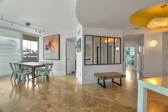 300 S Pointe Dr, Unit 403 in Miami Beach, FL - Foto de edificio - Building Photo