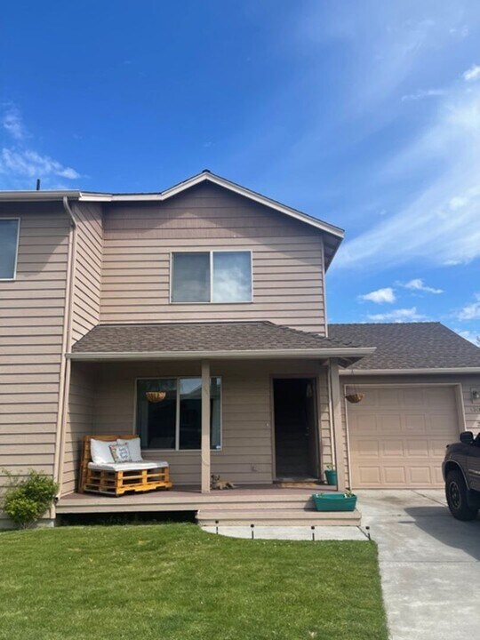 1302 NE Tucson Way in Bend, OR - Building Photo