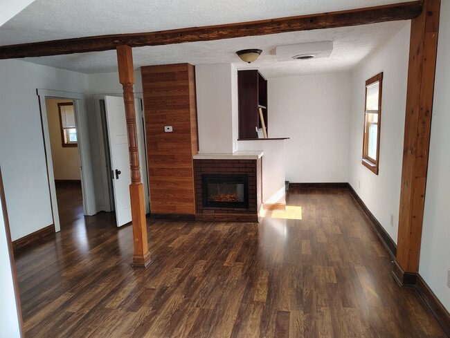 337 1/2 W South St, Unit Upstairs