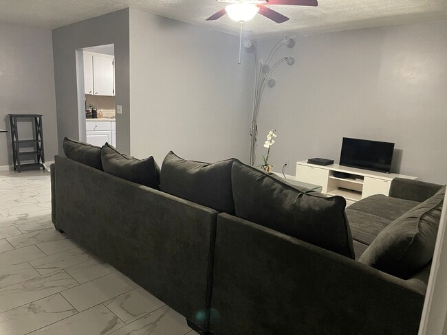 2200 Springdale Blvd, Unit 314 in Palm Springs, FL - Foto de edificio - Building Photo