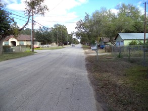 1229 Jefferson Ave in Seguin, TX - Building Photo - Building Photo