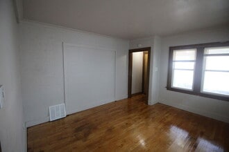 3215 W Auer Ave in Milwaukee, WI - Foto de edificio - Building Photo