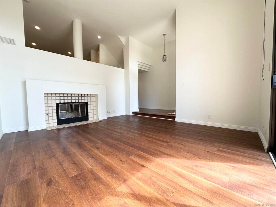 4385 Nobel Dr in San Diego, CA - Building Photo